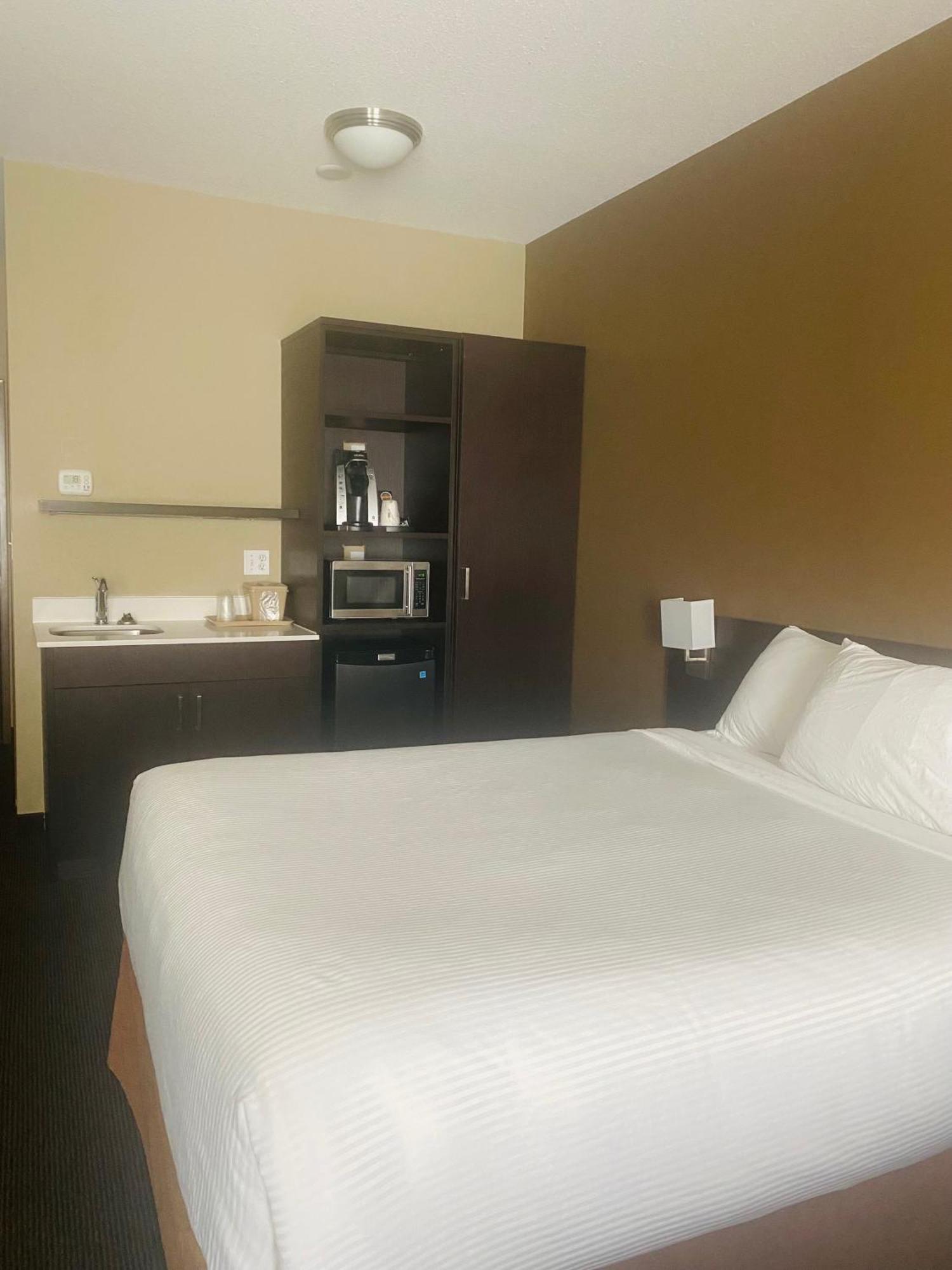 Microtel Inn & Suites By Wyndham Whitecourt Zewnętrze zdjęcie