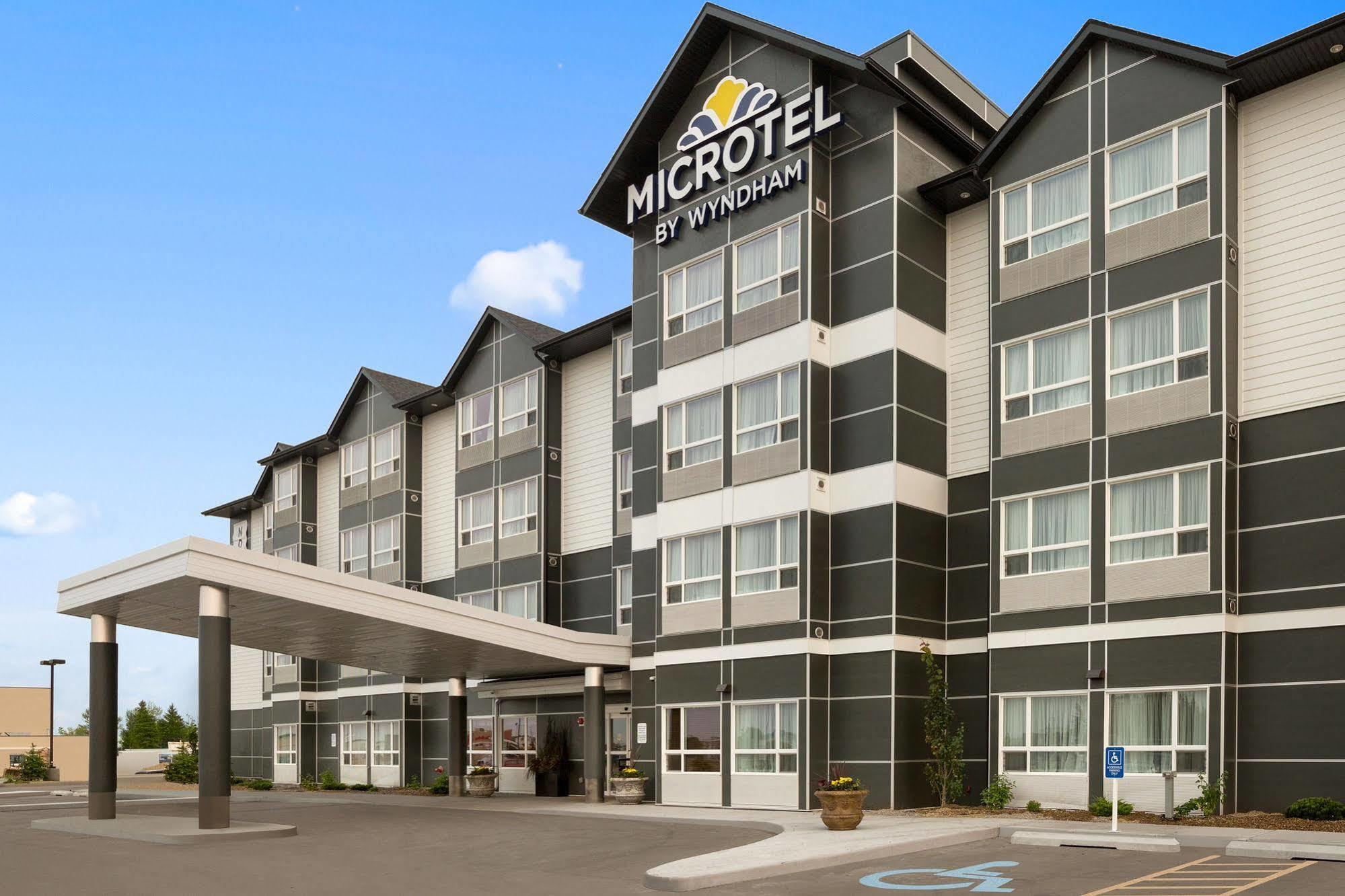 Microtel Inn & Suites By Wyndham Whitecourt Zewnętrze zdjęcie